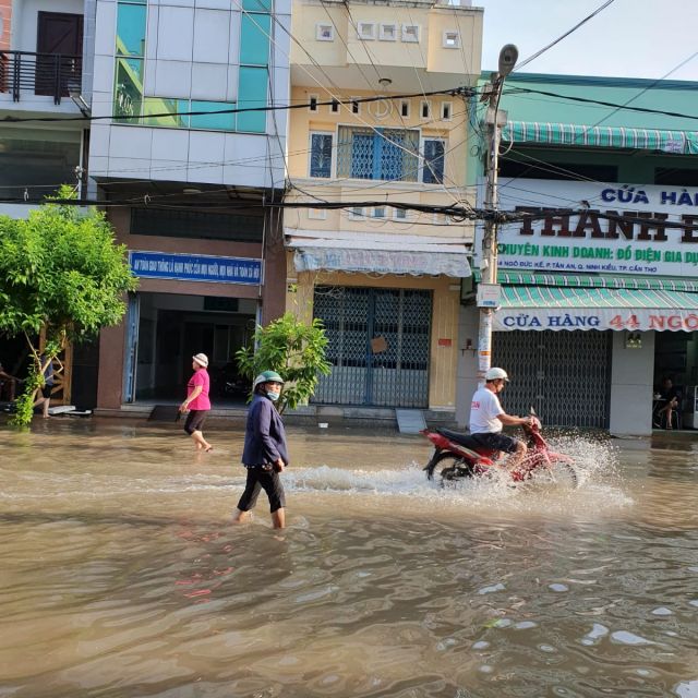 Die Einwohner machen trotz Überschwemmungen ganz normal mit ihrem Alltag weiter