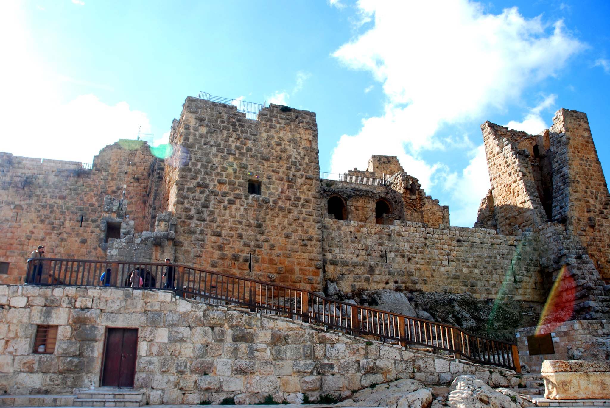 Die Burg Qalaʿat ar-Rabad (Adschlun) im Nordan Jordaniens ist anders als…