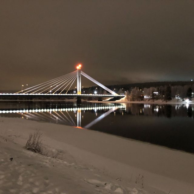 Brücke mit rotem Licht über FLuss