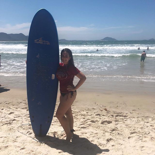 Mädchen mit Surfboard am Strand