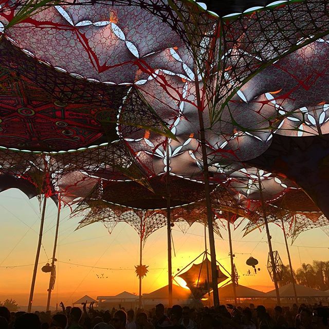 Festival Zelt mit Sonnenuntergang