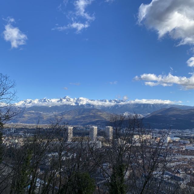 Man sieht eine Aussicht auf Grenoble.