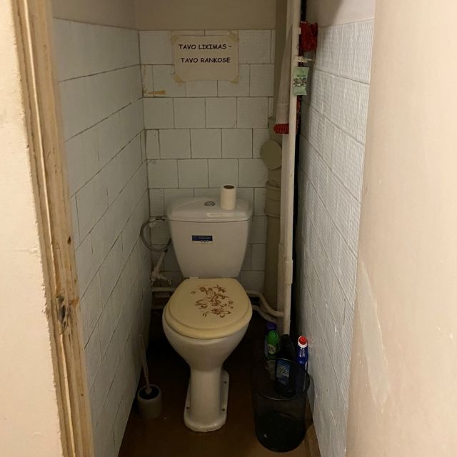 Kleiner Raum nur mit Toilette, alles sehr alt und vergilbt.
