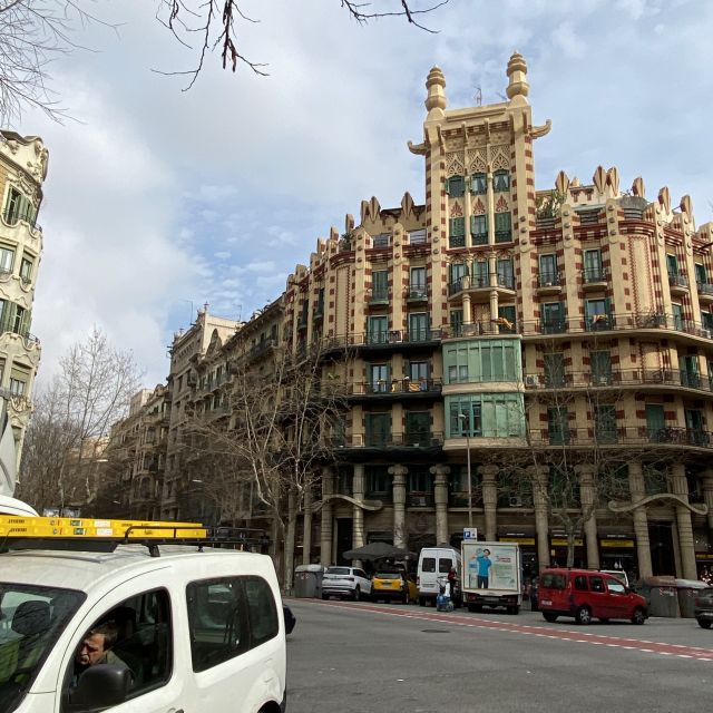 Eine belebte Straße in Barcelona