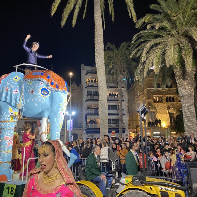 Ein Umzugswagen mit einem Elefanten als Wagen.