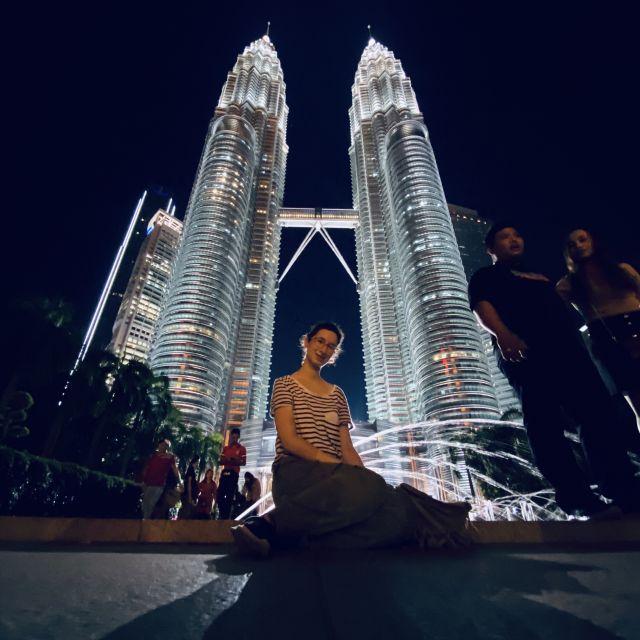 Alina zwischen Petronas Twin Towers