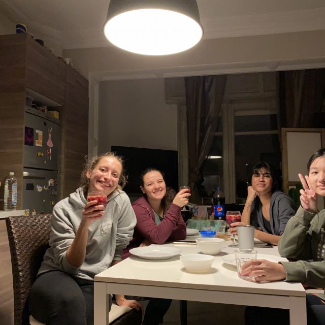 98807b53-aa73-41af-88ad-bb9c3ed5c3b0 Ein Bild von vier Mädchen, die an einem Tisch sitzen