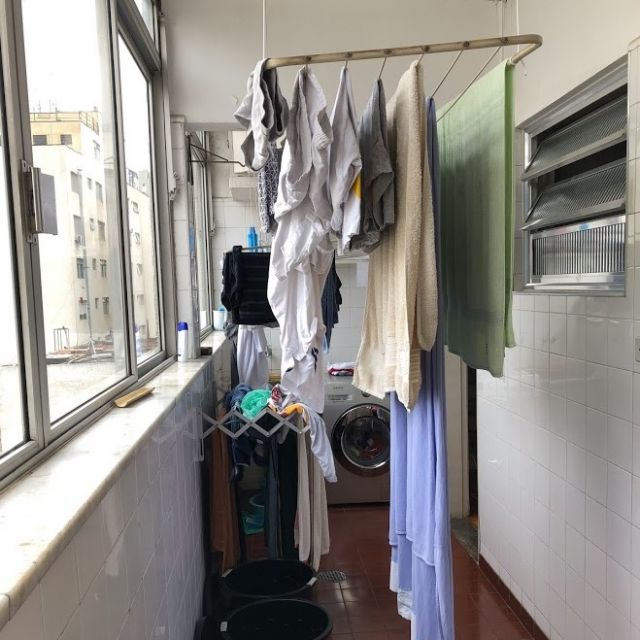 Wäsche hängt an Kleidungsständern von der Decke