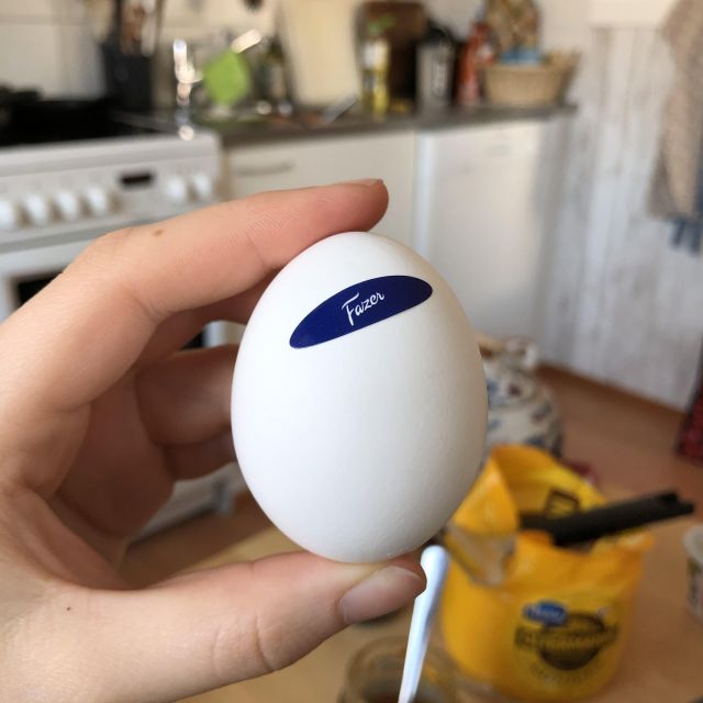 Mignon-Ei, weißses Ei mit Fazer Aufkleber