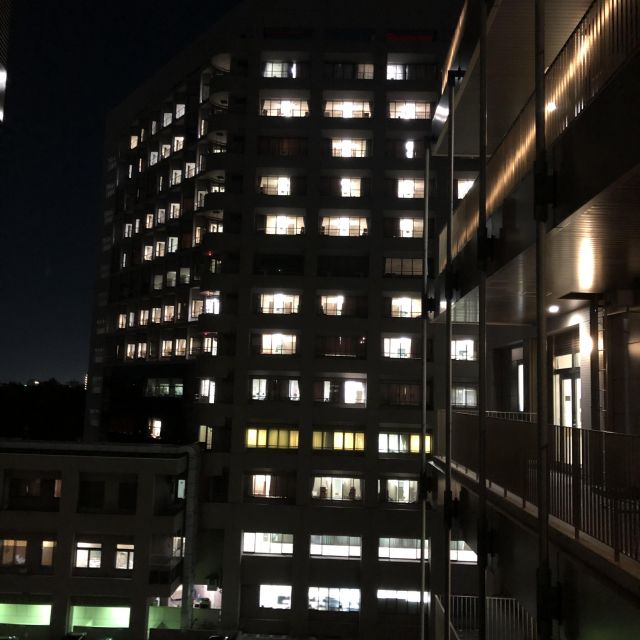 Das Uniklinikum der Nagoya Universität bei Nacht. Die Fenster leuchten im Dunkeln. 