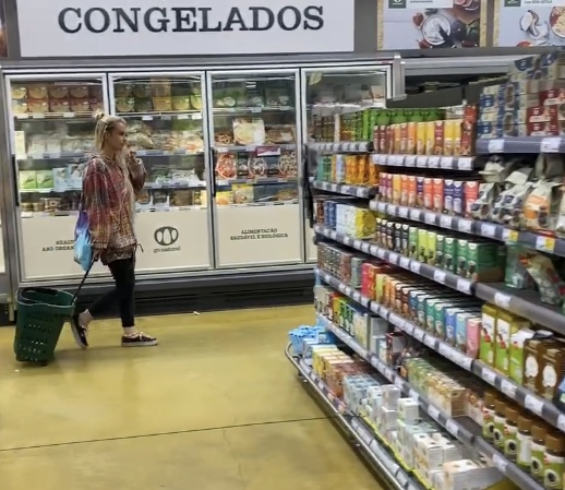 Frau im Supermarkt.