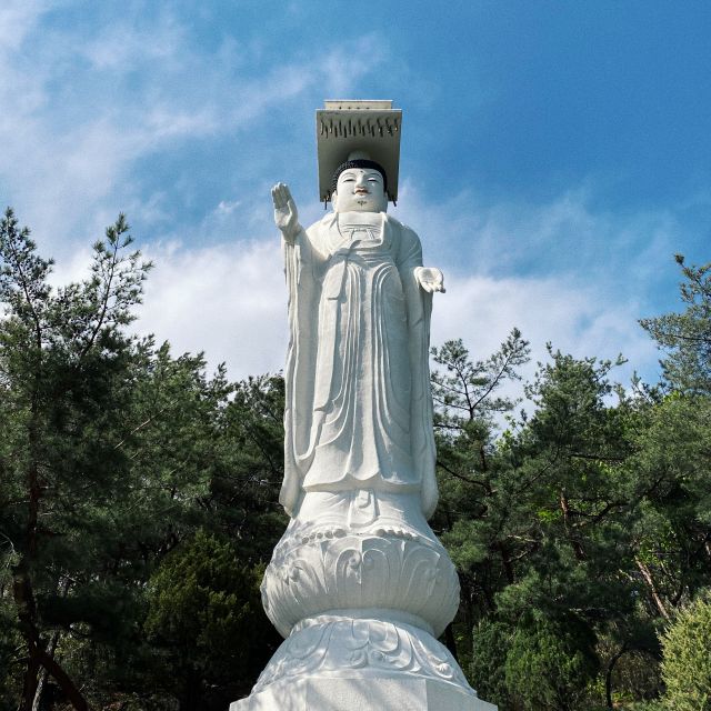 Weiße Buddha-Statue