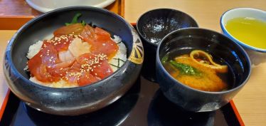Linke Schüssel mit Reis und rohem Fisch, rechte Schüssel mit Miso-Suppe