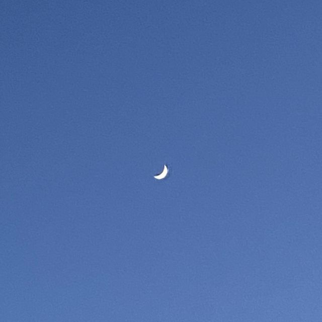 Der Mond am blauen Himmel.
