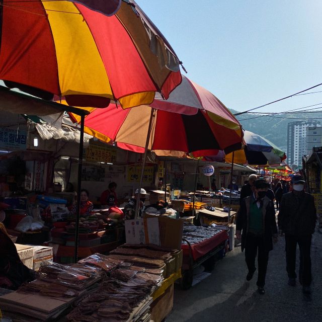 Marktgasse mit bunten Sonnenschirmen