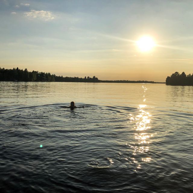 Schwimmer in Sonnenuntergang