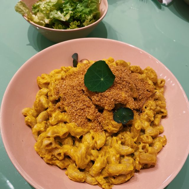 LaLa Signature Dish: veganes Mac’n’Cheese mit Beilagensalat.