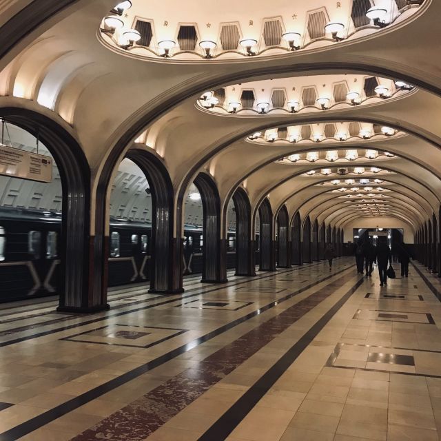 Dort kann man die schönen unterirdischen Bahnhöfe bestaunen. das die Station Mayakovskaya (Маяковская), der Architekt gewann 1938 den Grand Prix für die Gestaltung der Haltestelle.