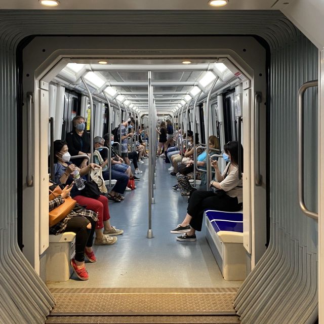 Eine Metro mit Menschen, die alle eine Maske tragen