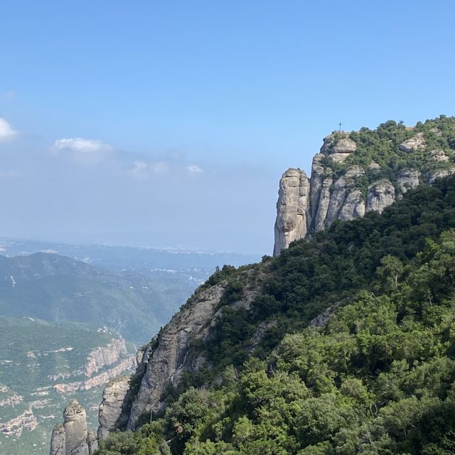 Blick über die hohen Berge um den Montserrat.