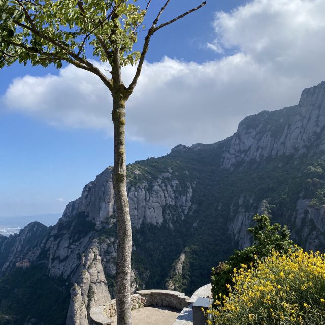 04f353dd-0354-40dd-a670-7fc0f3247b75 Blick über die hohen Berge um den Montserrat.