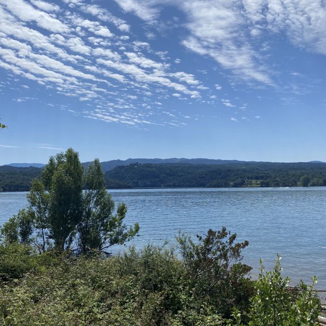 68b5e3d1-85d6-4cd0-8a27-d68edbfb2583 Ein idyllischer See unter blauem Himmel.