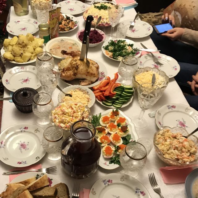 Ein reich gedeckter Tisch zu Silvester in Russland.