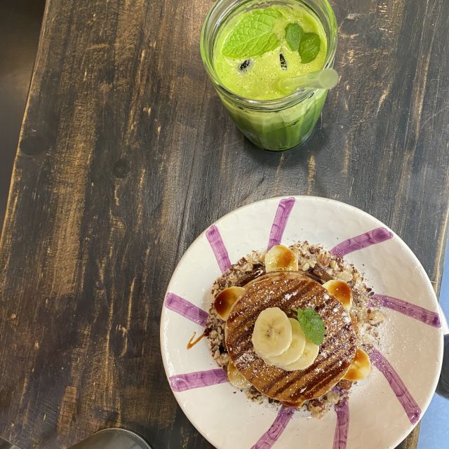 2cb6c708-3fef-4397-a03e-3406fd581fa5 Pancakes und ein Smoothie.
