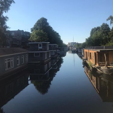 Kanal in Groningen mit Hausbooten