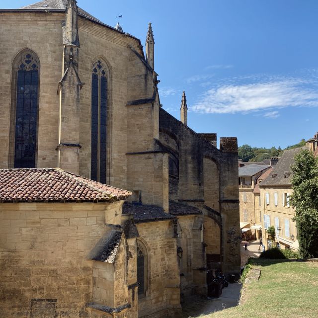 Eine alte Kirche aus Sandstein in der Mittelalterstadt Sarlat-la-Canéda