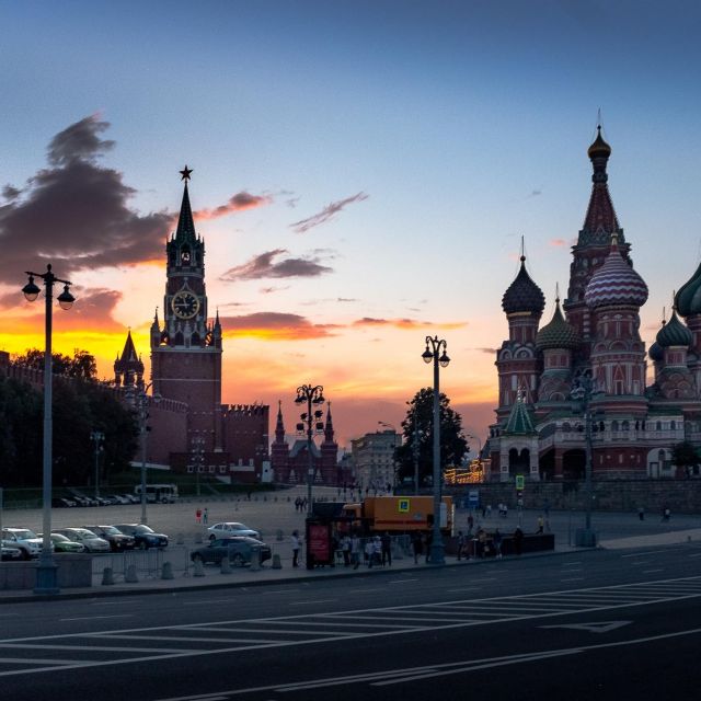 Ein weiterer Sonnenuntergang. Viele Bunte Farben leuchten am Himmel über den Türmen des Kremls.