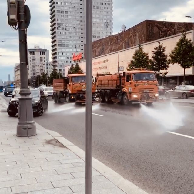 Fahrzeuge der Straßenreinigung spritzen Wasser auf die Straßen.