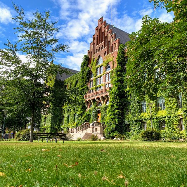 Altes Bibliotheksgebäude der Universität aus Backstein dicht bewachsen mit Efeu.