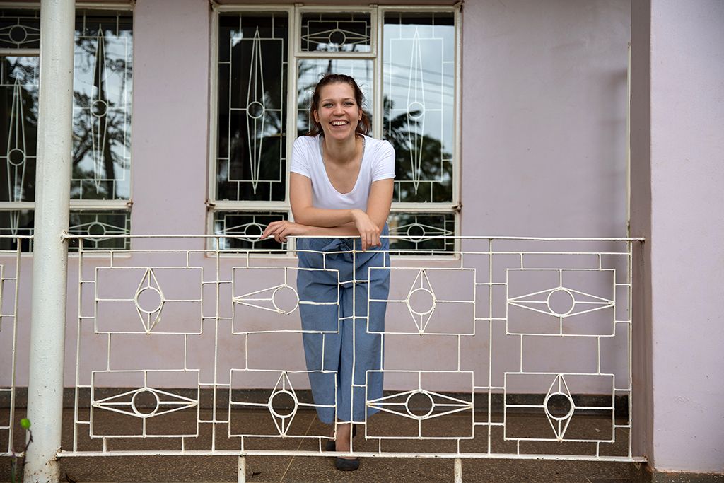 Lara auf dem Balkon ihrer Wohnung in Kampala.