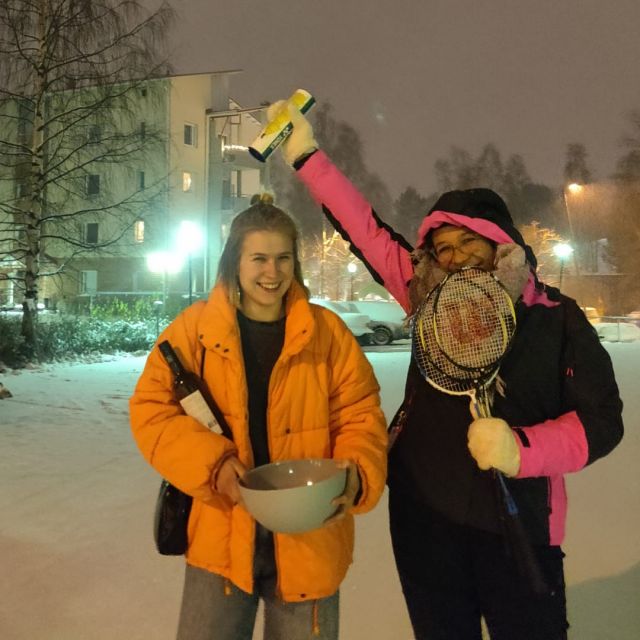 Vanessa und eine Freundin mit Badmintonschlägern im Schnee
