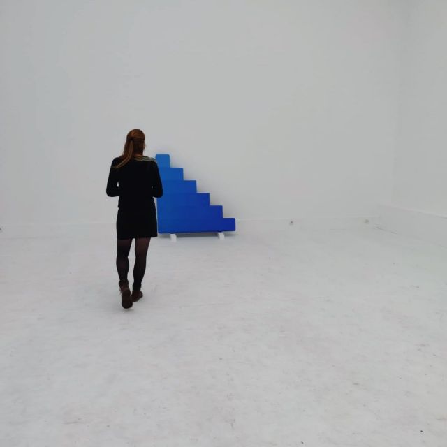 Heller leerer Raum mit einer blauen Treppe an der Wand.
