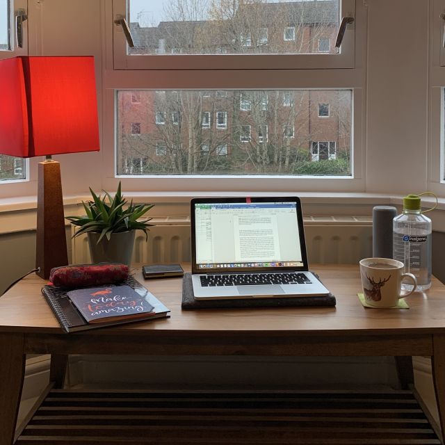 Schreibtisch mit Laptop am Fenster