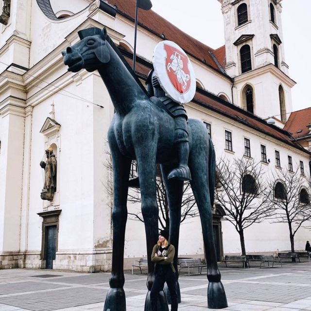 Foto von dem Reiterstandbild in Brünn, an der eine Person lehnt