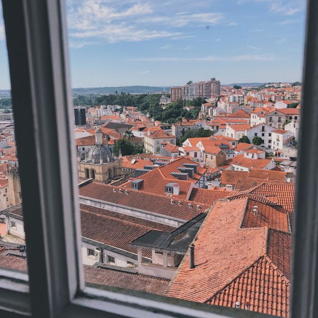 Ausblick aus einem Palastfenster auf die Altstadt mit ihrem vielen roten Ziegeldächern.