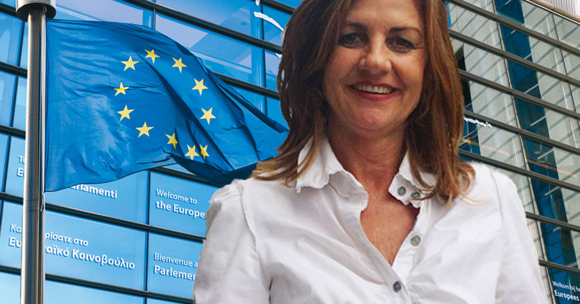 Barbara Steenbergen vor einer EU-Flagge
