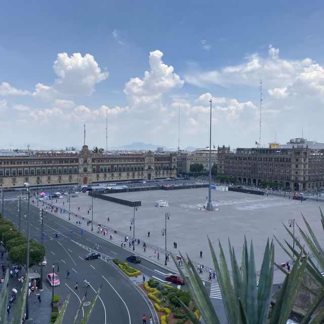 Blick von oben auf den Hauptplatz "Zócalo" in Mexiko-Stadt"