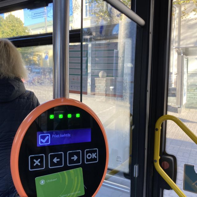 1ca0eebf-265f-42cd-ac27-1960ffece701 Terminal im Bus