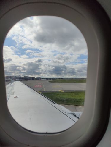 Der Blick aus dem Flugzeug vor dem Start