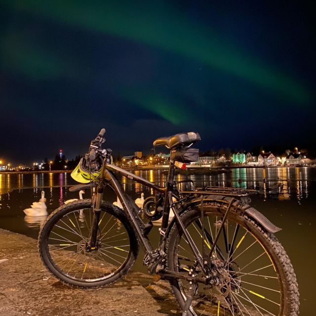 Mein Fahrrad mit Polarlichtern in Reykjavik.