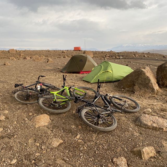 Drei Fahrräder und zwei Zelte.