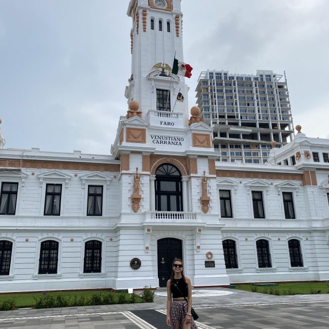 Franziska vor dem Leuchtturm in Veracruz