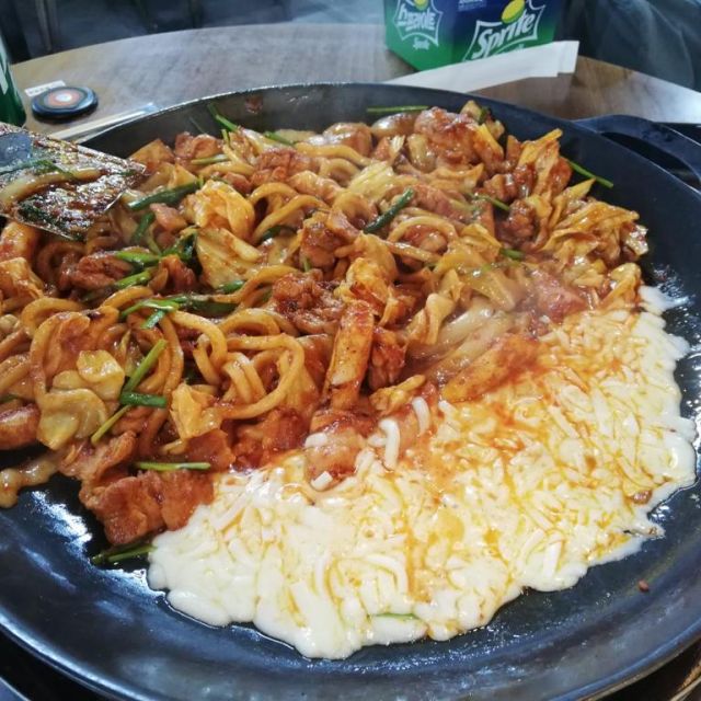 Koreanisches Gericht mit Hühnchen und Käse