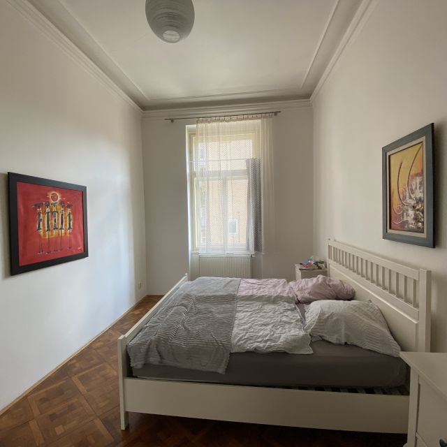 Img_2814 Schlafzimmer mit Bett, Bildern und Fenster
