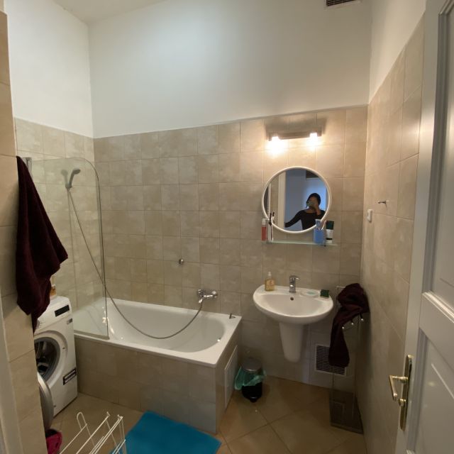 Img_2819 Badezimmer mit Waschmaschine, Badewanne und Waschbecken