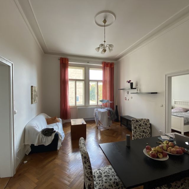 Img_2821 Das Wohnzimmer mit Esstische, Sofa und großen Fenstern